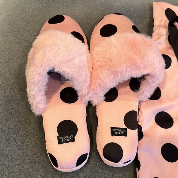 Victoria’s Secret polka dot slippers with sac bag - Picture 2 of 6